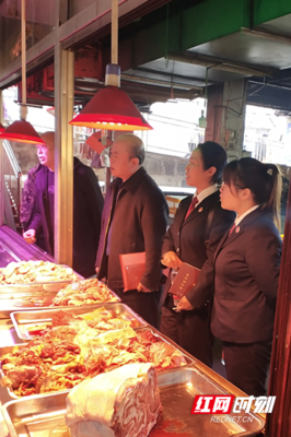 聯(lián)合執(zhí)法保安全 護航百姓“菜籃子”——記多部門聯(lián)合開展日用百貨銷售領(lǐng)域?qū)ｍ棛z查行動